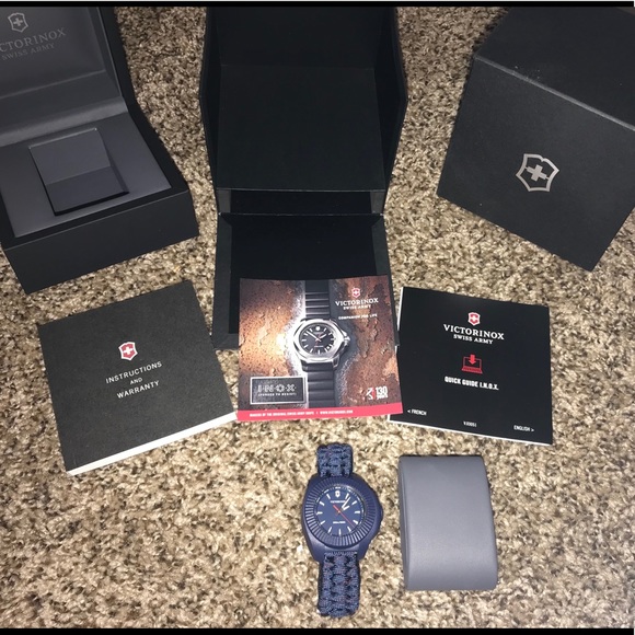 Victorinox Swiss Army paracord watch - Picture 2 of 8